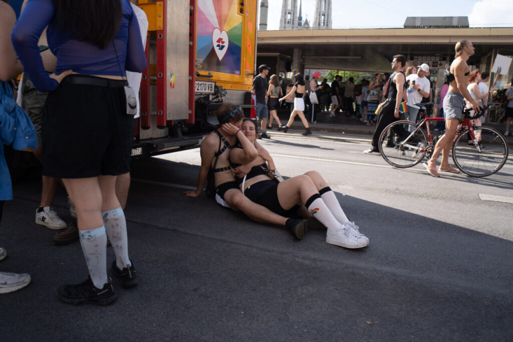 Pareja en la marcha del Orgullo en Viena, celebrando la diversidad.