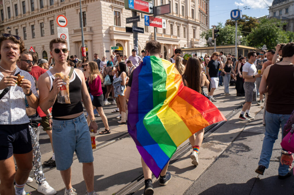 Participantes de la marcha del Orgullo en Viena con bandera arcoíris