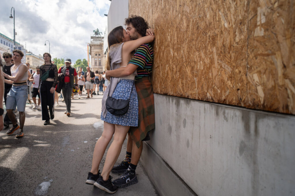 Pareja abrazándose durante la marcha del Orgullo en Viena