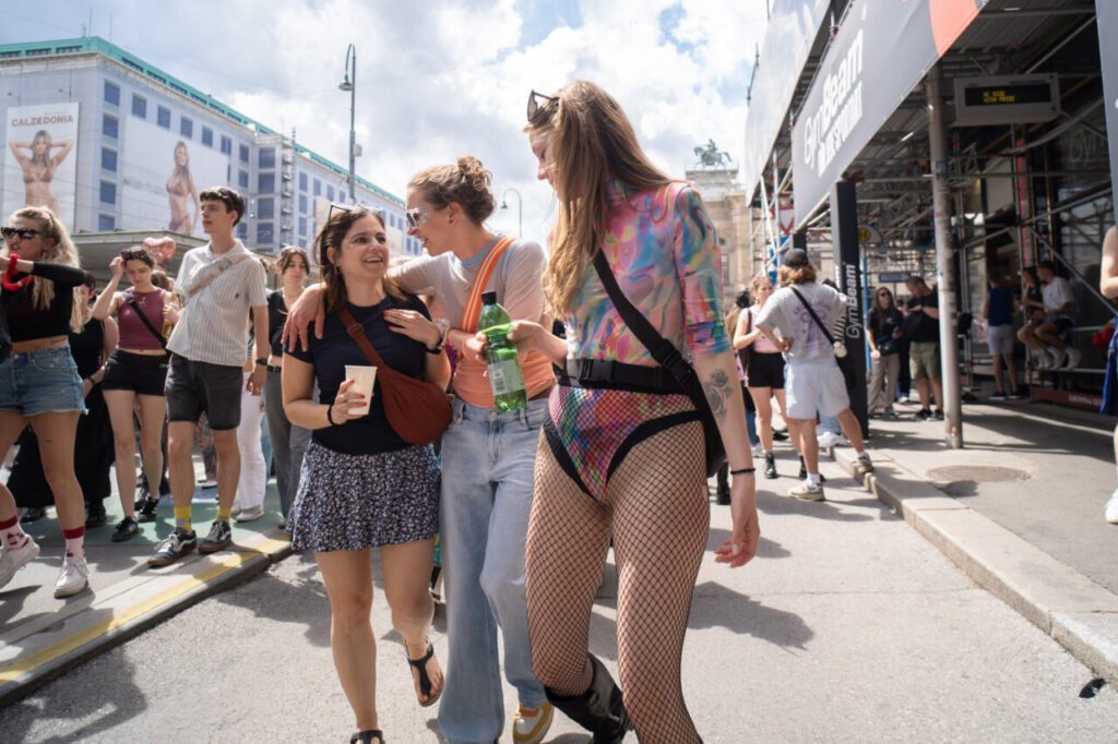 Grupo de personas disfrutando en la marcha del Orgullo en Viena
