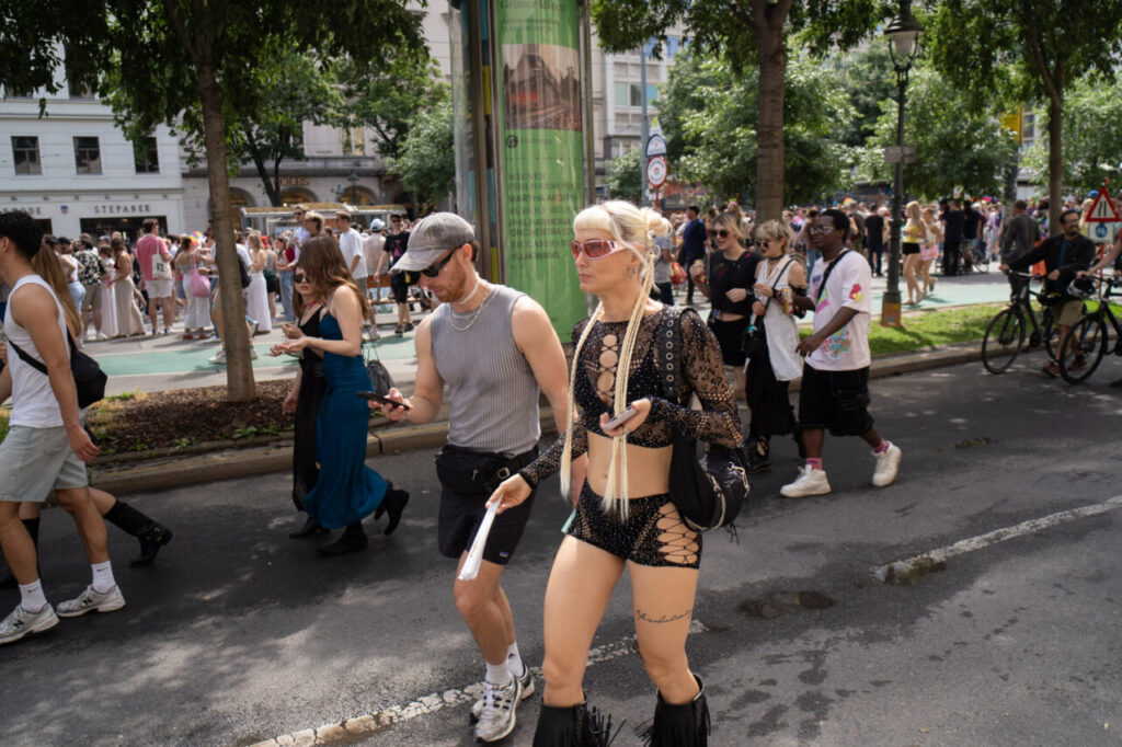 Participantes de la marcha del Orgullo en Viena con atuendos coloridos.