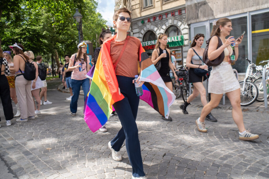 Participantes de la marcha del Orgullo en Viena con banderas LGTBI+