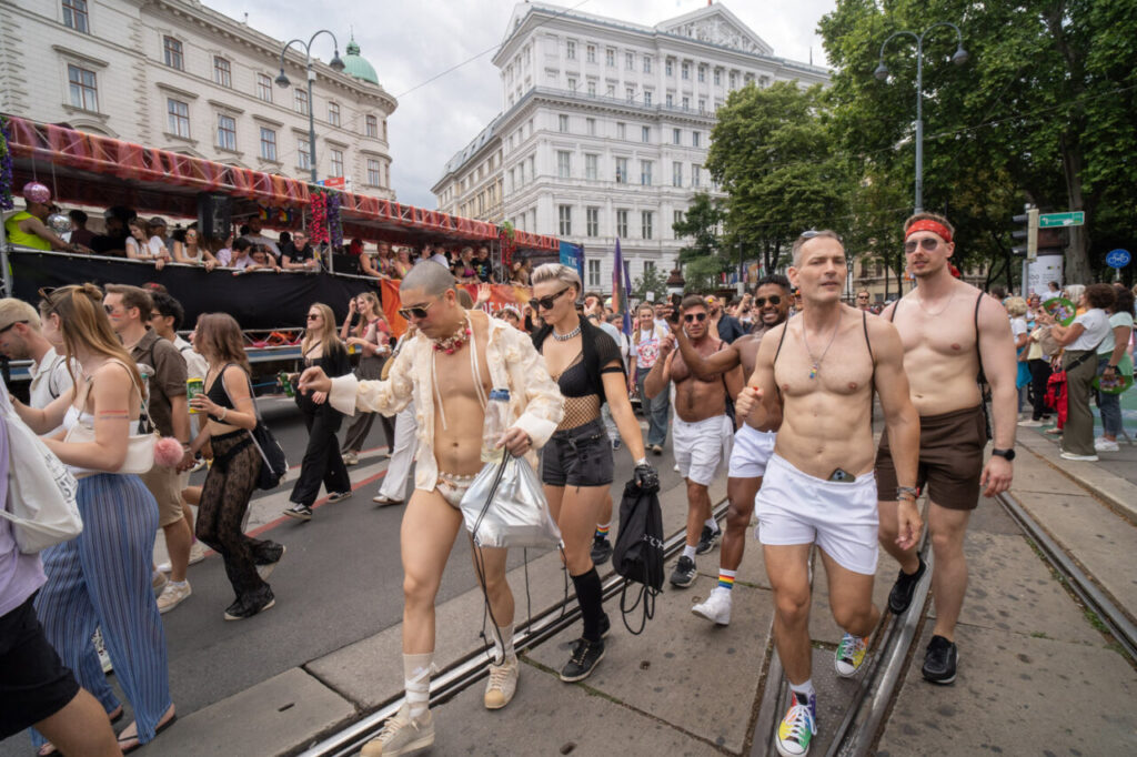 Participantes de la marcha del Orgullo en Viena con atuendos coloridos