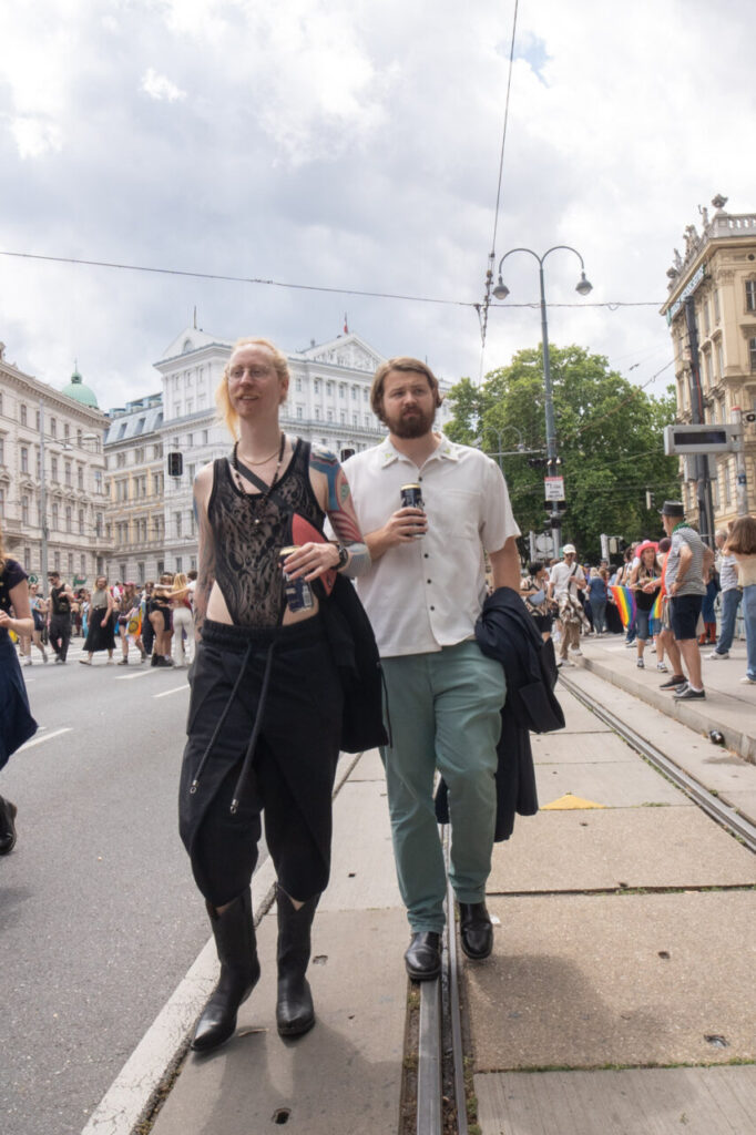 Personas caminando durante la marcha del Orgullo en Viena