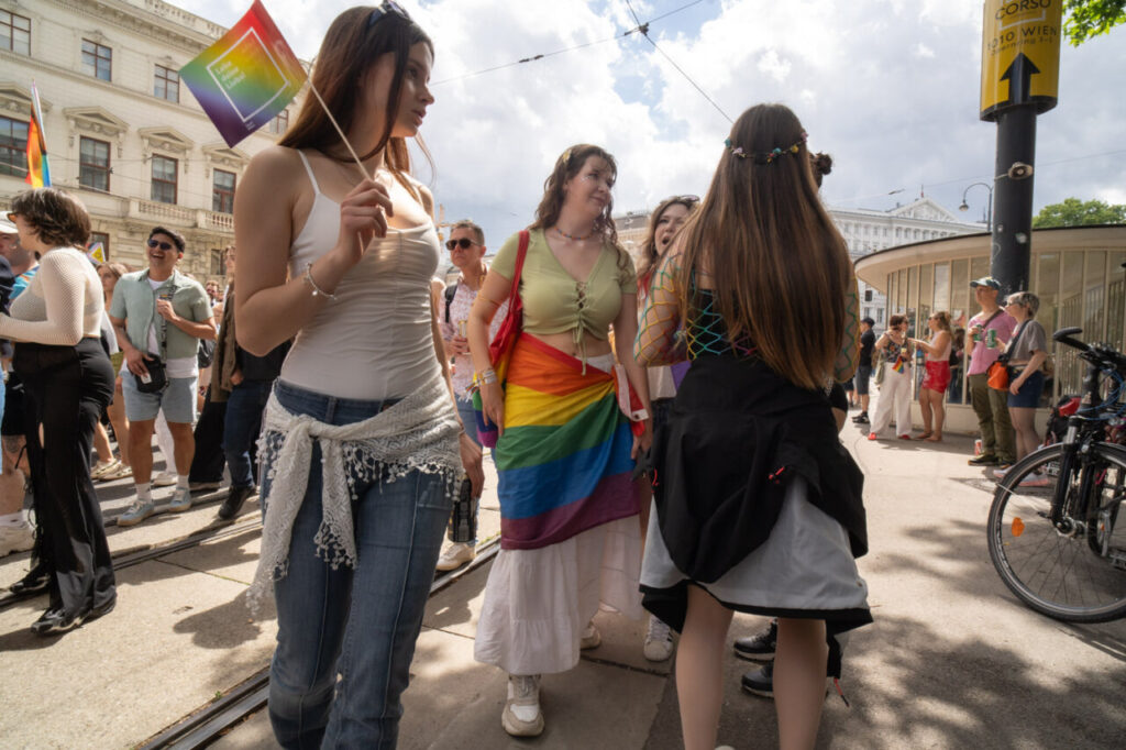 Participantes en la marcha del Orgullo en Viena con banderas de colores