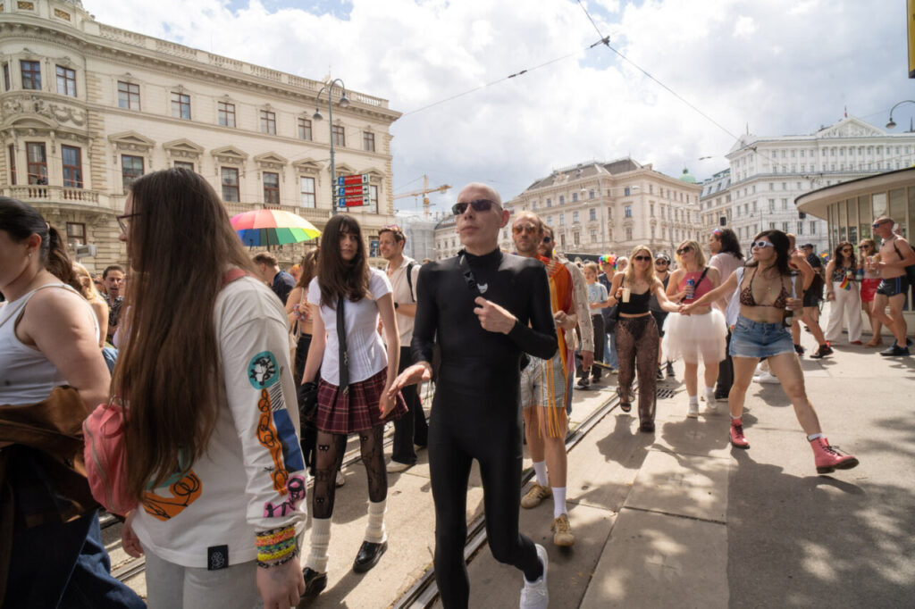 Participantes en la marcha del Orgullo en Viena con atuendos coloridos