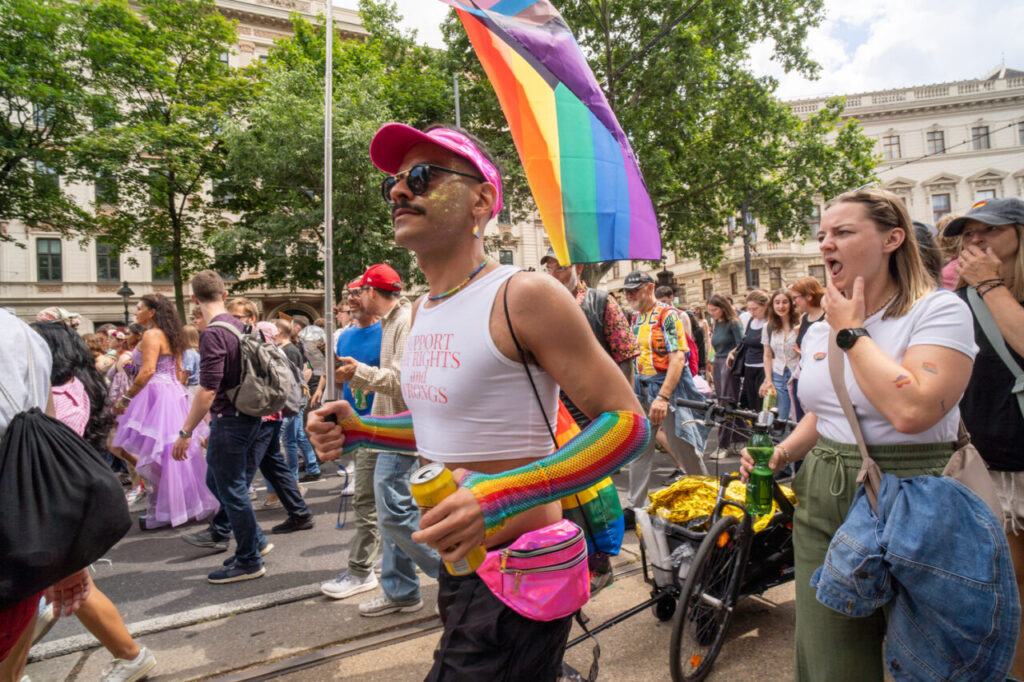 Participantes en la marcha del Orgullo en Viena con banderas y vestimenta colorida