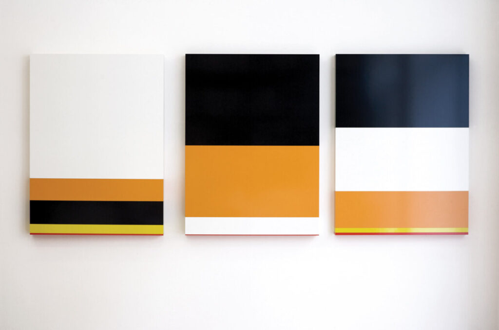Obras abstractas en una galería de arte contemporáneo