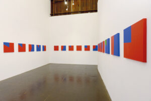 Exposición de arte contemporáneo con obras en colores rojo y azul