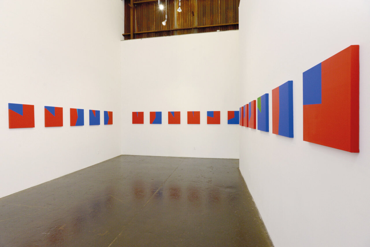 Exposición de arte contemporáneo con obras en colores rojo y azul