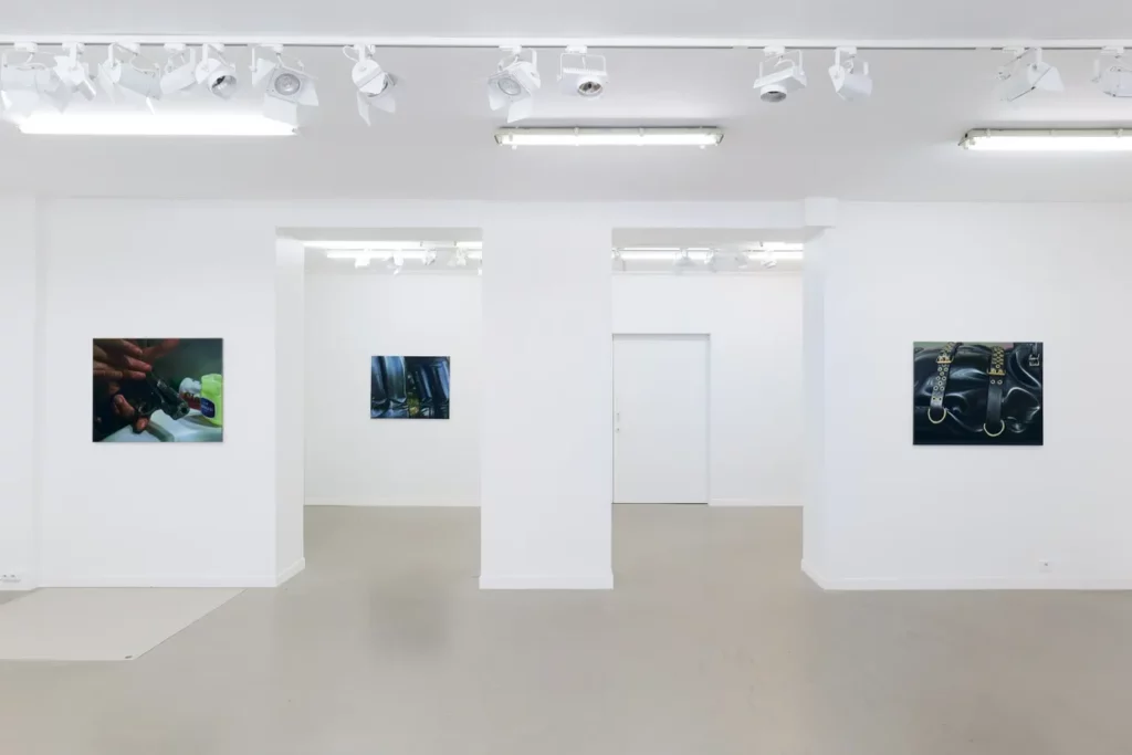 Vista interior de la Galería Casa de América con obras de PSJM
