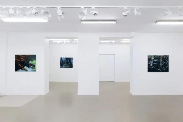 Vista interior de la Galería Casa de América con obras de PSJM