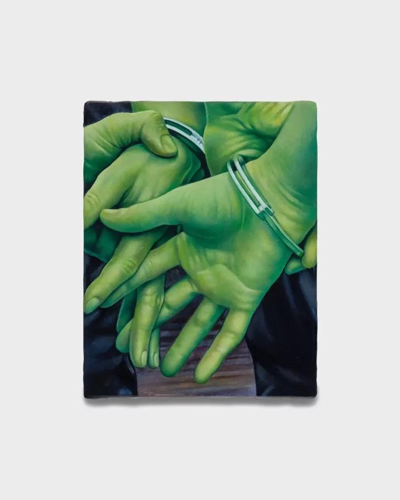 Pintura que representa manos con grilletes en colores verdes