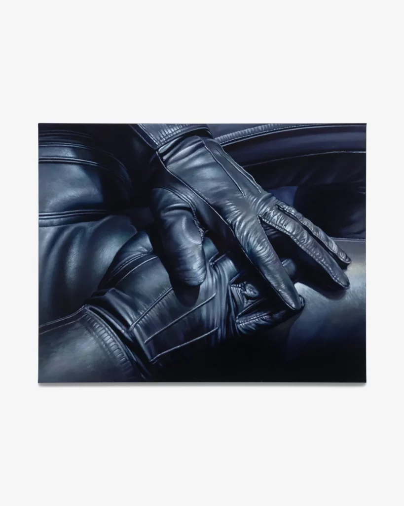 Obra de arte con guantes de cuero sobre fondo oscuro