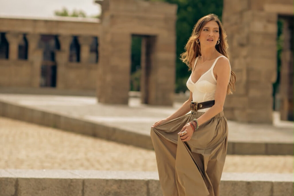 Sara Carbonero en un entorno arquitectónico con un vestido elegante