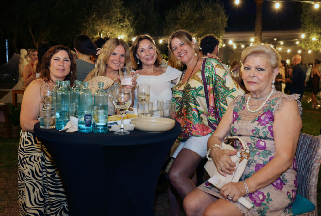 Grupo de mujeres celebrando en la graduación de Thalibis en Mallorca