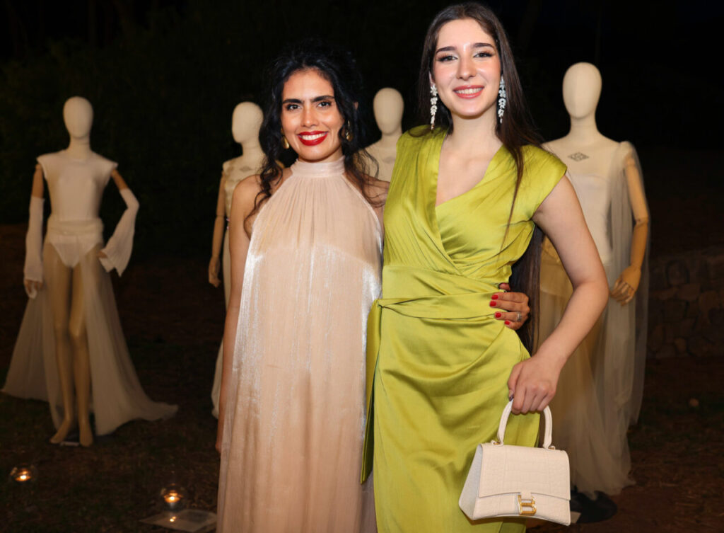Dos modelos posando en un evento de moda en Mallorca