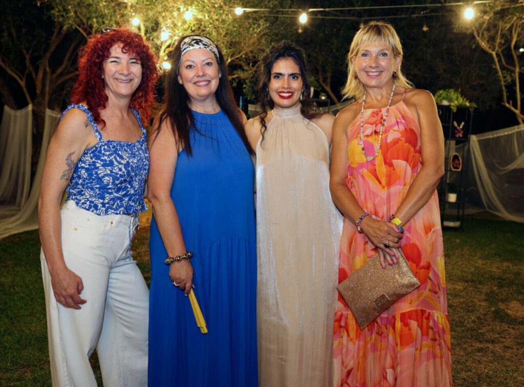 Cuatro mujeres posando en un evento de moda al aire libre