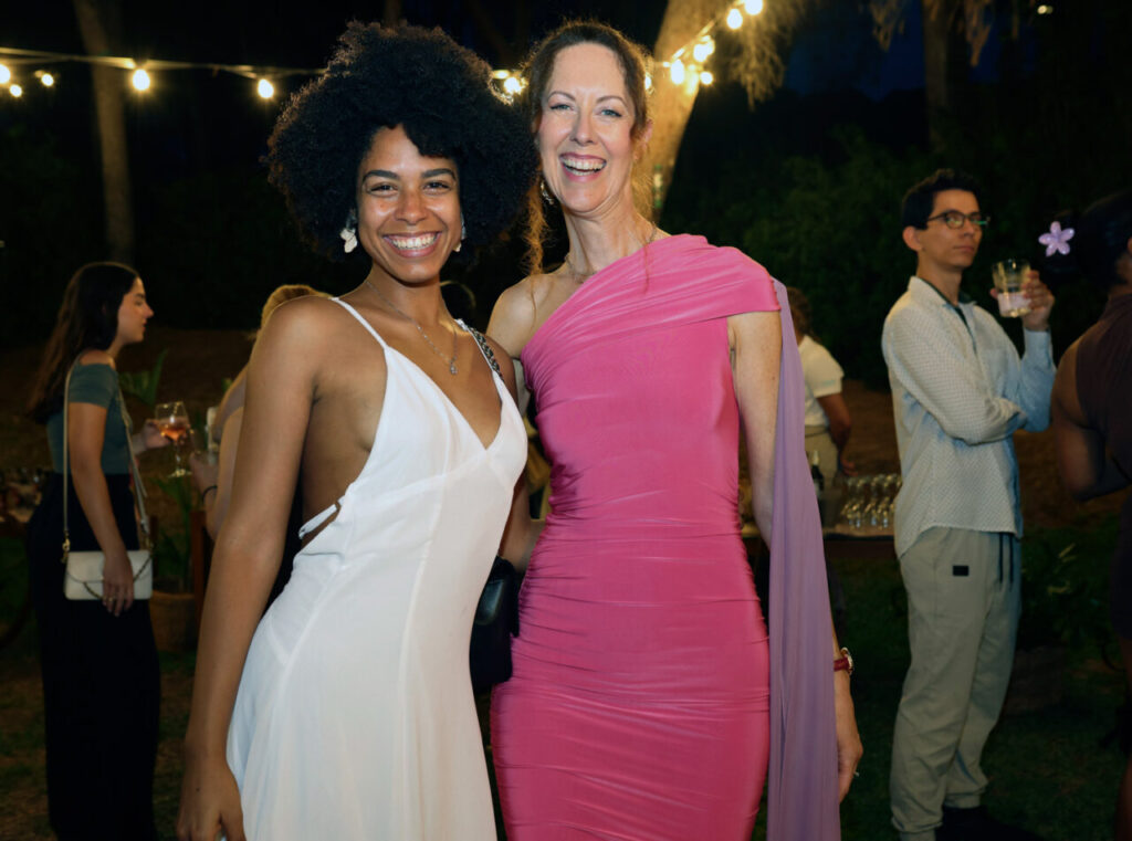 Dos mujeres sonrientes en la graduación de Thalibis en Mallorca