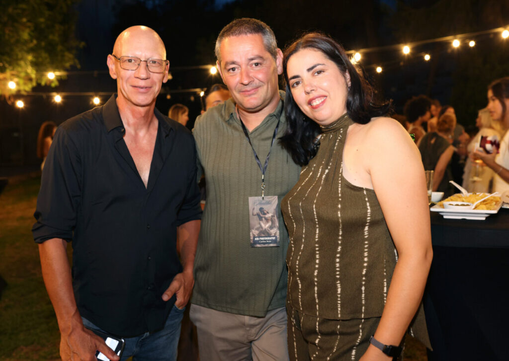 Tres personas posando en el evento de graduación THALIBIS en Mallorca.