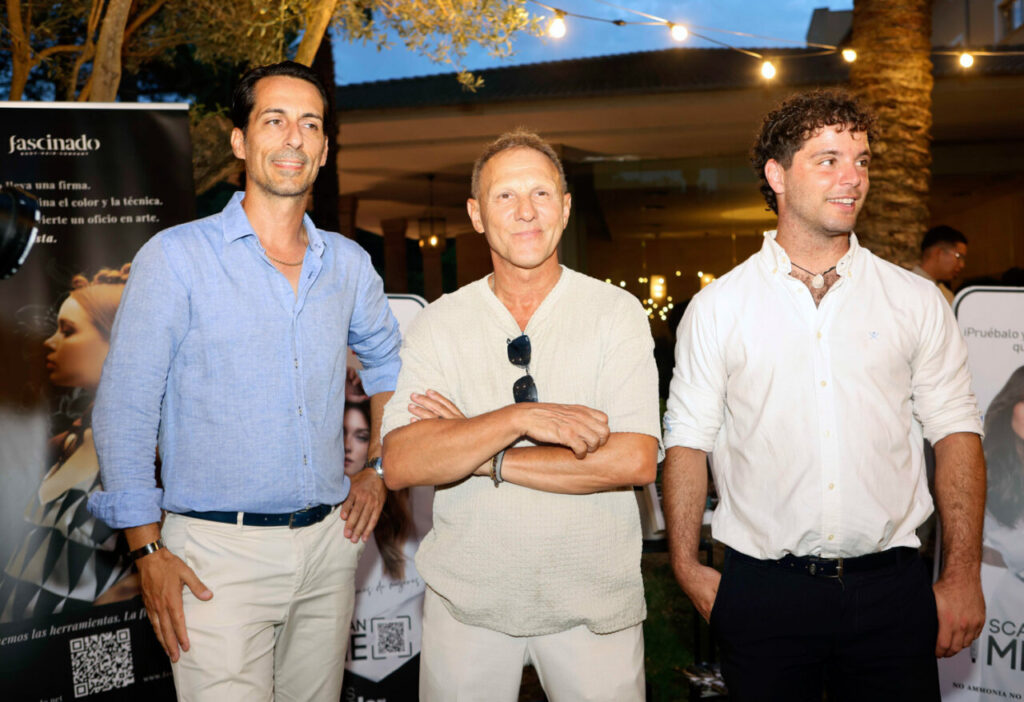Tres hombres posando en un evento de moda en Mallorca
