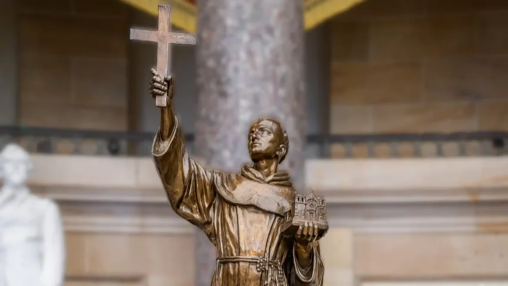 Mientras Mallorca enciende sus verbenas, EEUU celebra en secreto al fraile de Petra 2 Estatua de Junípero Serra sosteniendo una cruz en el Capitolio de EE.UU.