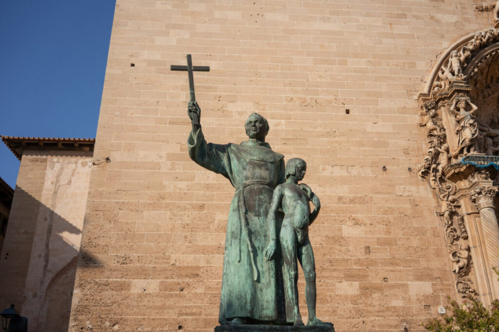Estatua de Fray Junípero Serra con un niño en su lado