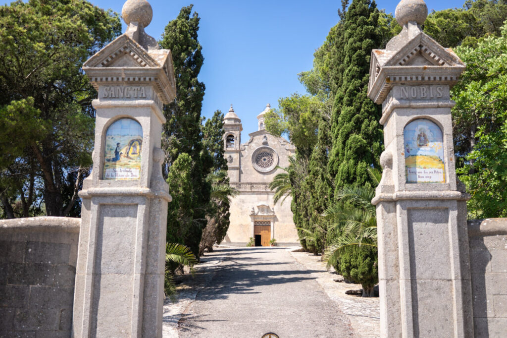 Mientras Mallorca enciende sus verbenas, EEUU celebra en secreto al fraile de Petra 1 Entrada al Santuario de María de la Salud en Mallorca
