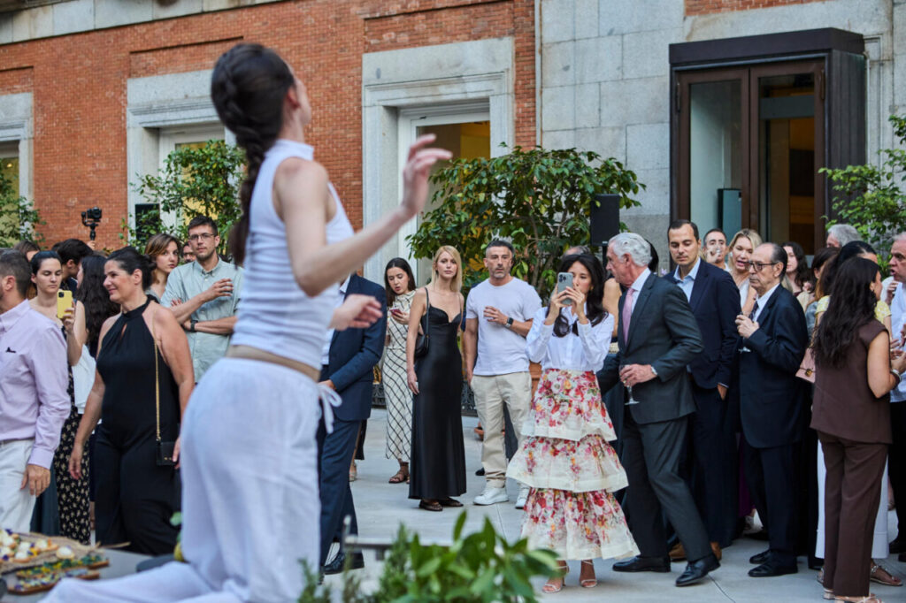 ADN Fórum: una noche donde el arte se convirtió en legado 17 Asistentes disfrutando de la gala ADN Fórum en el Museo Thyssen-Bornemisza