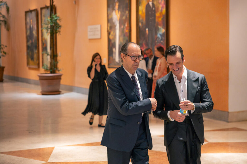 ADN Fórum: una noche donde el arte se convirtió en legado 16 Dos hombres conversando en la gala de ADN Fórum en el Museo Thyssen-Bornemisza.