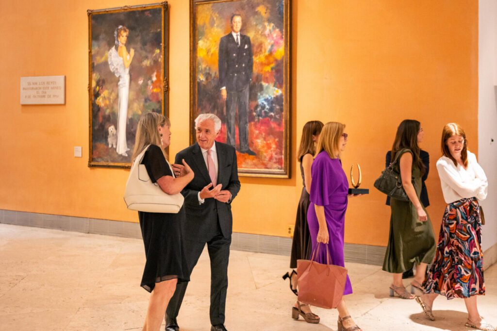 ADN Fórum: una noche donde el arte se convirtió en legado 18 Asistentes conversando en la gala ADN Fórum en el Museo Thyssen-Bornemisza