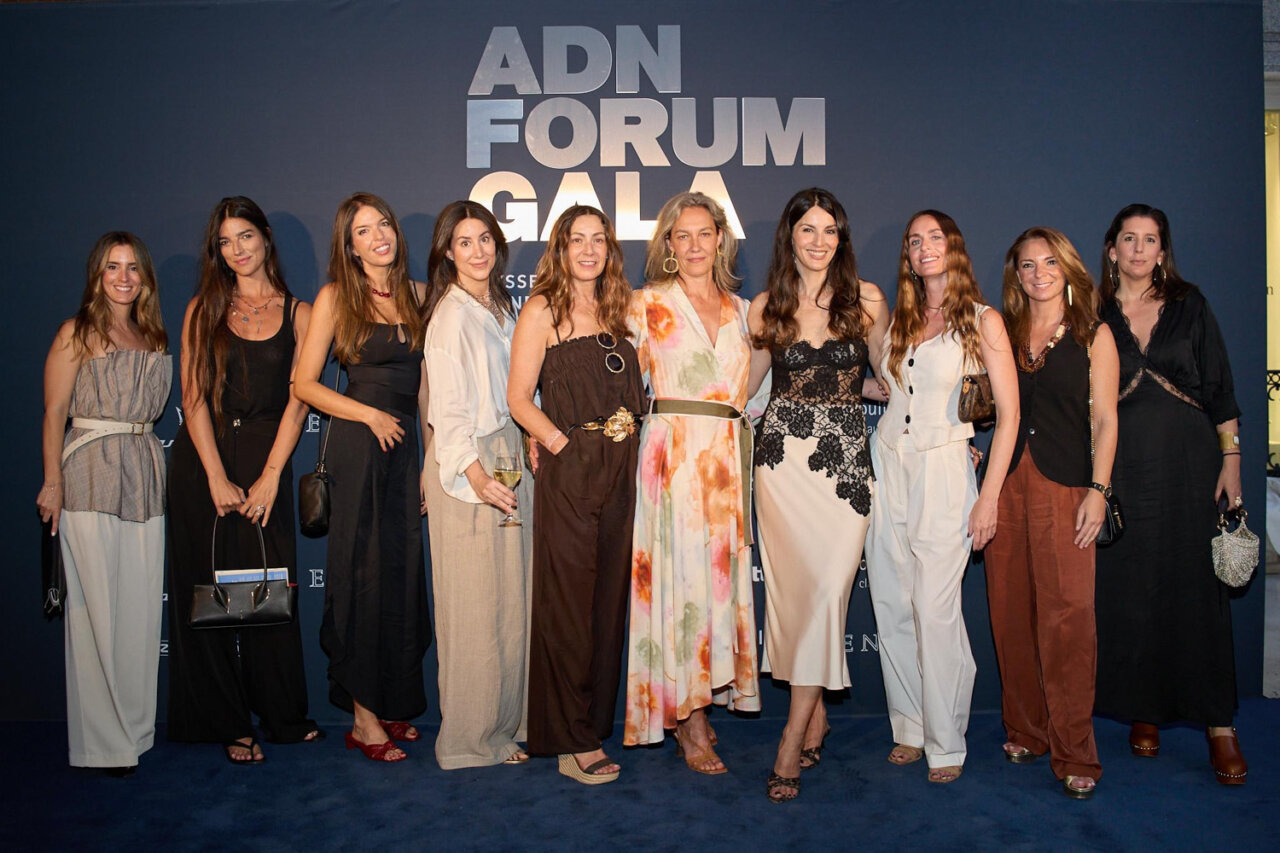 Grupo de mujeres posando en la gala ADN Fórum en el Museo Thyssen-Bornemisza