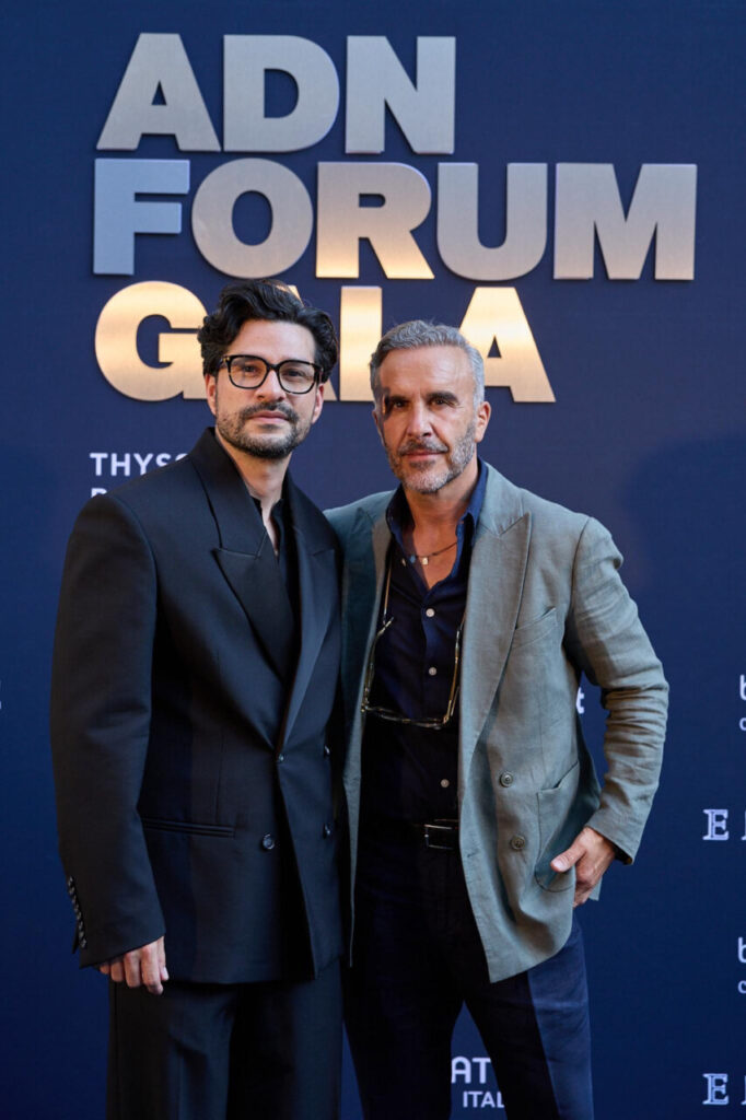ADN Fórum: una noche donde el arte se convirtió en legado 8 Dos hombres posando en la gala ADN Fórum en el Museo Thyssen-Bornemisza.
