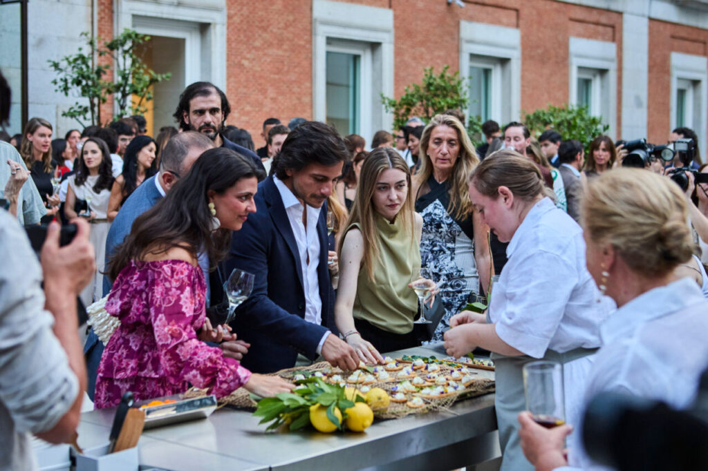 ADN Fórum: una noche donde el arte se convirtió en legado 14 Asistentes disfrutando de un cóctel en la gala ADN Fórum