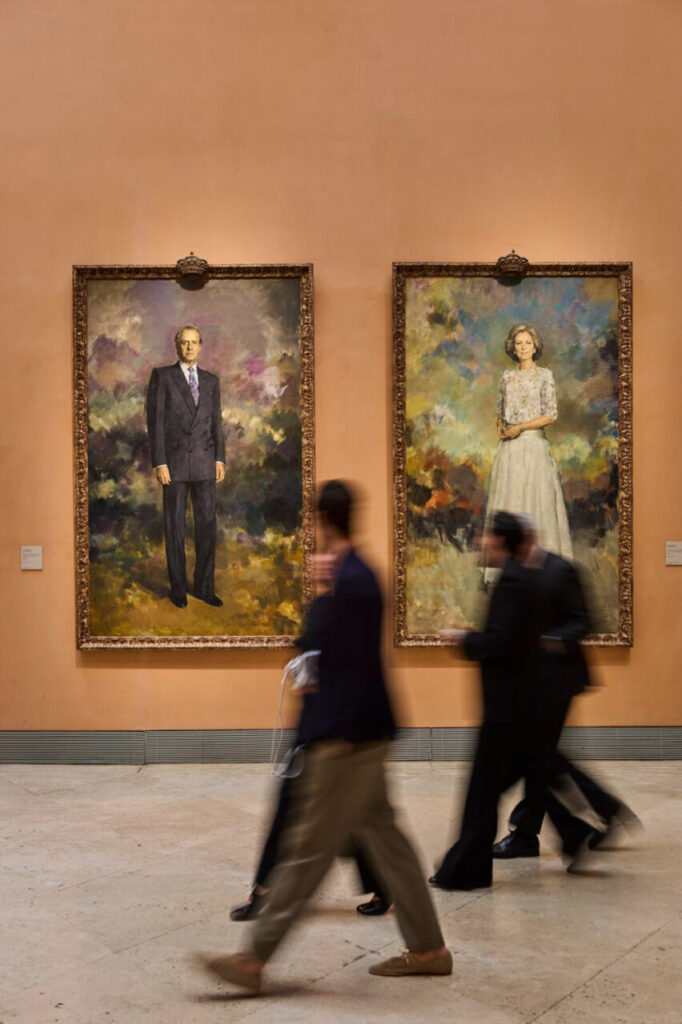 ADN Fórum: una noche donde el arte se convirtió en legado 4 Asistentes caminando frente a retratos en el Museo Thyssen-Bornemisza