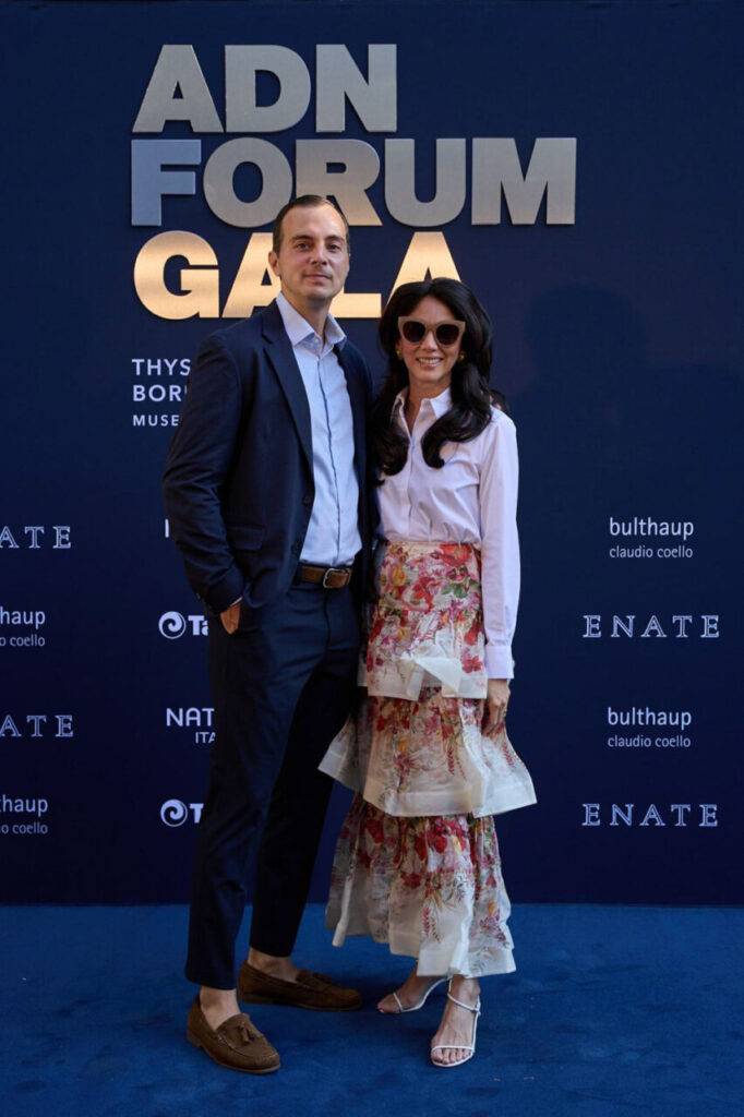ADN Fórum: una noche donde el arte se convirtió en legado 3 Pareja posando en la gala ADN Fórum en el Museo Thyssen-Bornemisza