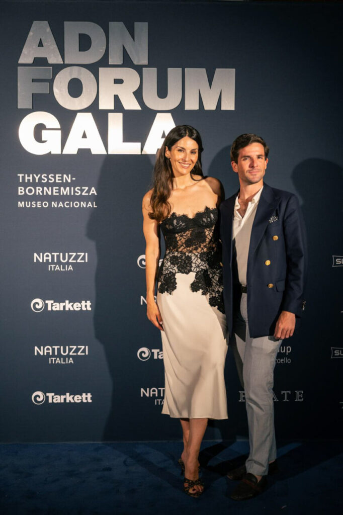ADN Fórum: una noche donde el arte se convirtió en legado 2 Pareja posando en la gala ADN Fórum en el Museo Thyssen-Bornemisza