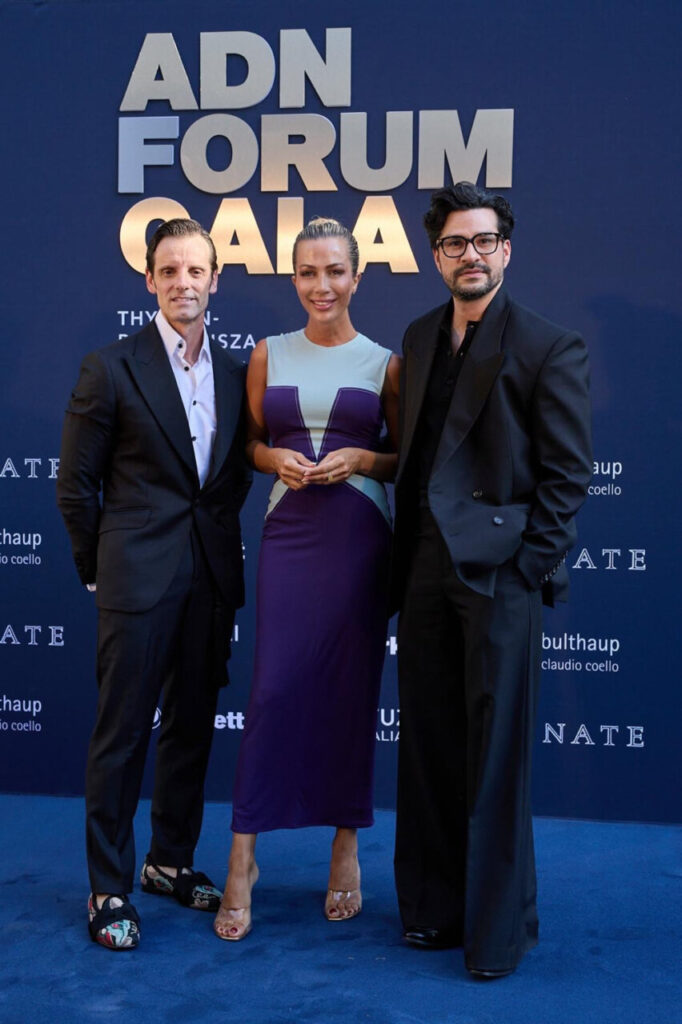 ADN Fórum: una noche donde el arte se convirtió en legado 1 Tres personas posando en la gala ADN Fórum en el Museo Thyssen-Bornemisza