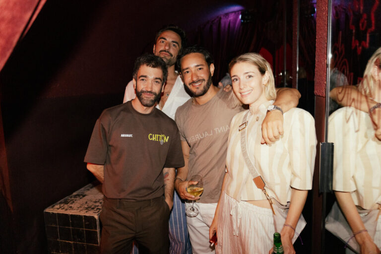 Revista Cultural y viajes desde Baleares 1 Cuatro personas posando en un evento social con bebidas en mano.
