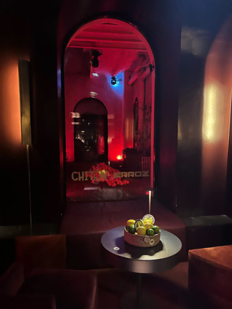 Interior del espacio Chiton Erroz con decoración elegante y frutas