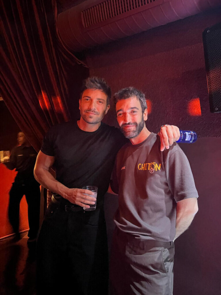 Dos hombres posando juntos en un evento de gala