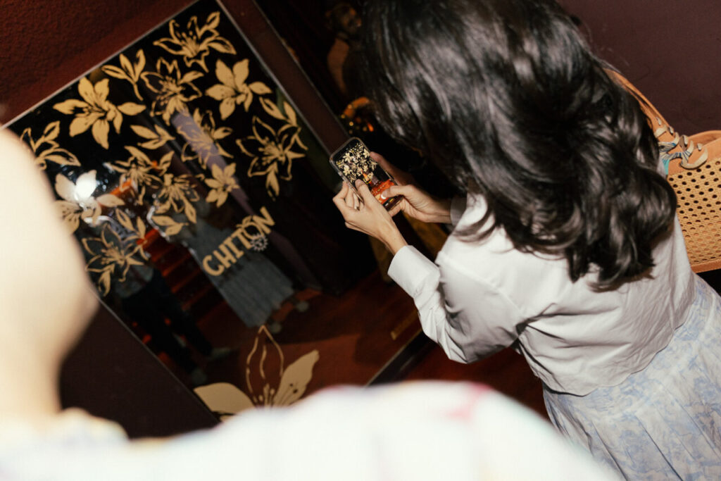 Persona tomando una foto en la gala ADN Fórum en el Museo Thyssen-Bornemisza