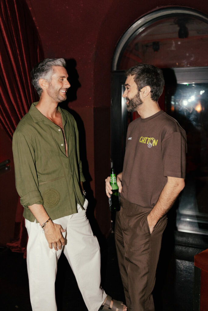 Dos hombres conversando en un evento social elegante