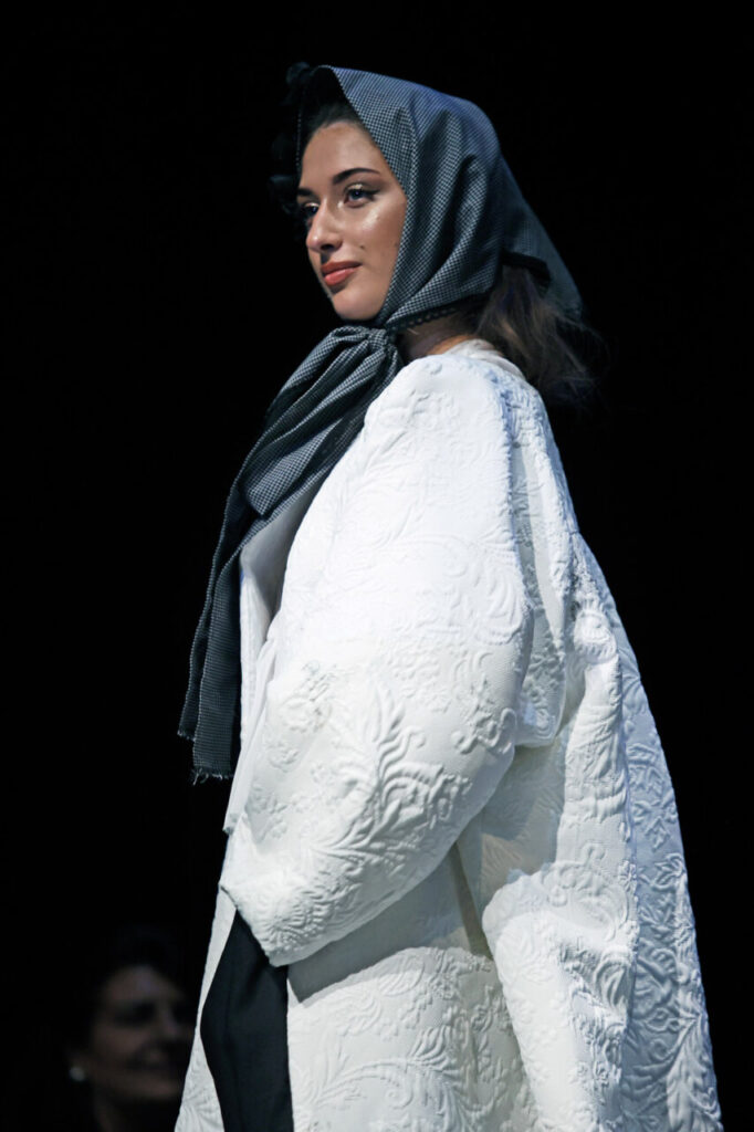 Jóvenes Diseñadores de Baleares inaugura su edición rumbo a la gala nacional 28 Modelo luciendo un vestido blanco con un pañuelo en la cabeza