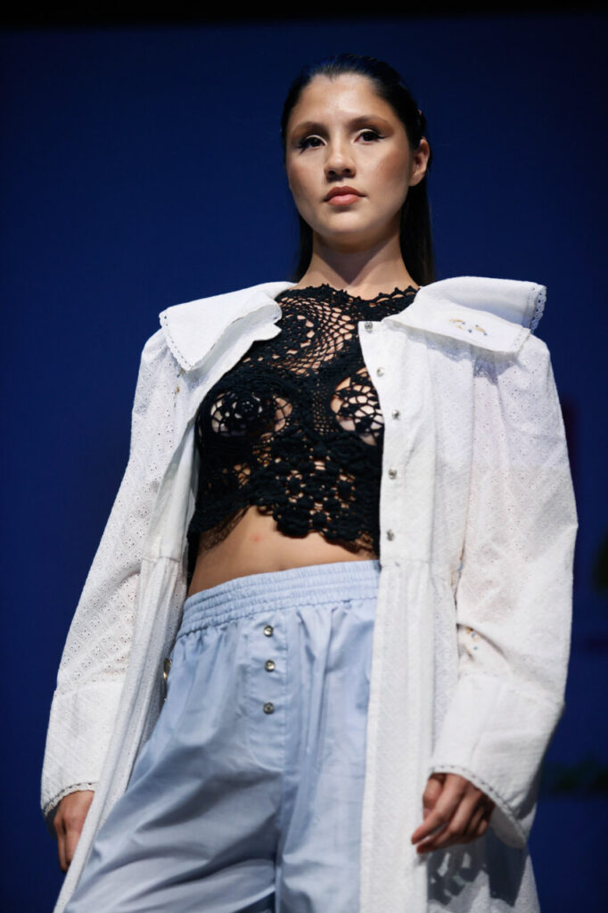 Jóvenes Diseñadores de Baleares inaugura su edición rumbo a la gala nacional 27 Modelo luciendo un atuendo de moda en pasarela