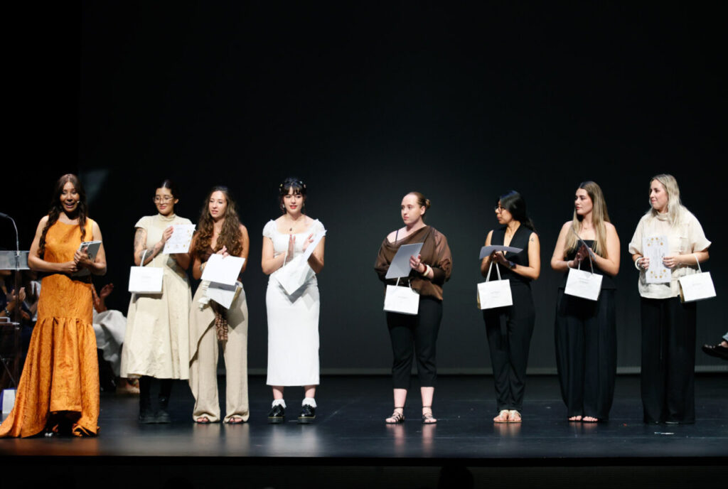 Jóvenes Diseñadores de Baleares inaugura su edición rumbo a la gala nacional 15 Mujeres en una gala recibiendo premios en el escenario