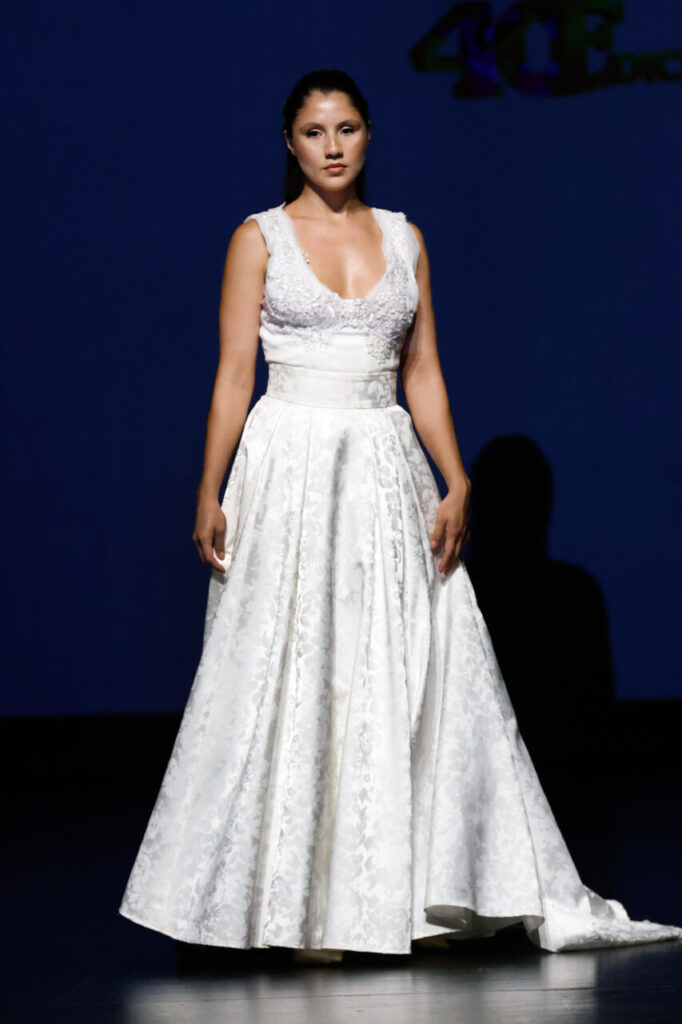Jóvenes Diseñadores de Baleares inaugura su edición rumbo a la gala nacional 26 Modelo luciendo un vestido blanco en un evento de gala
