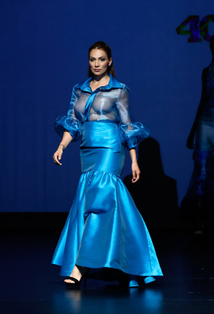 Jóvenes Diseñadores de Baleares inaugura su edición rumbo a la gala nacional 25 Modelo luciendo un vestido azul en una pasarela