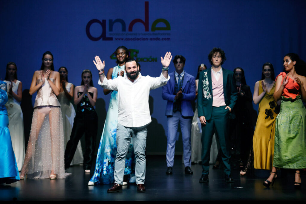 Jóvenes Diseñadores de Baleares inaugura su edición rumbo a la gala nacional 13 Desfile de moda con modelos y organizadores en el escenario