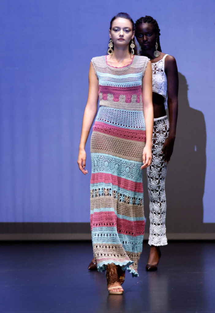 Jóvenes Diseñadores de Baleares inaugura su edición rumbo a la gala nacional 23 Modelos desfilando en una gala de moda con vestidos de crochet.